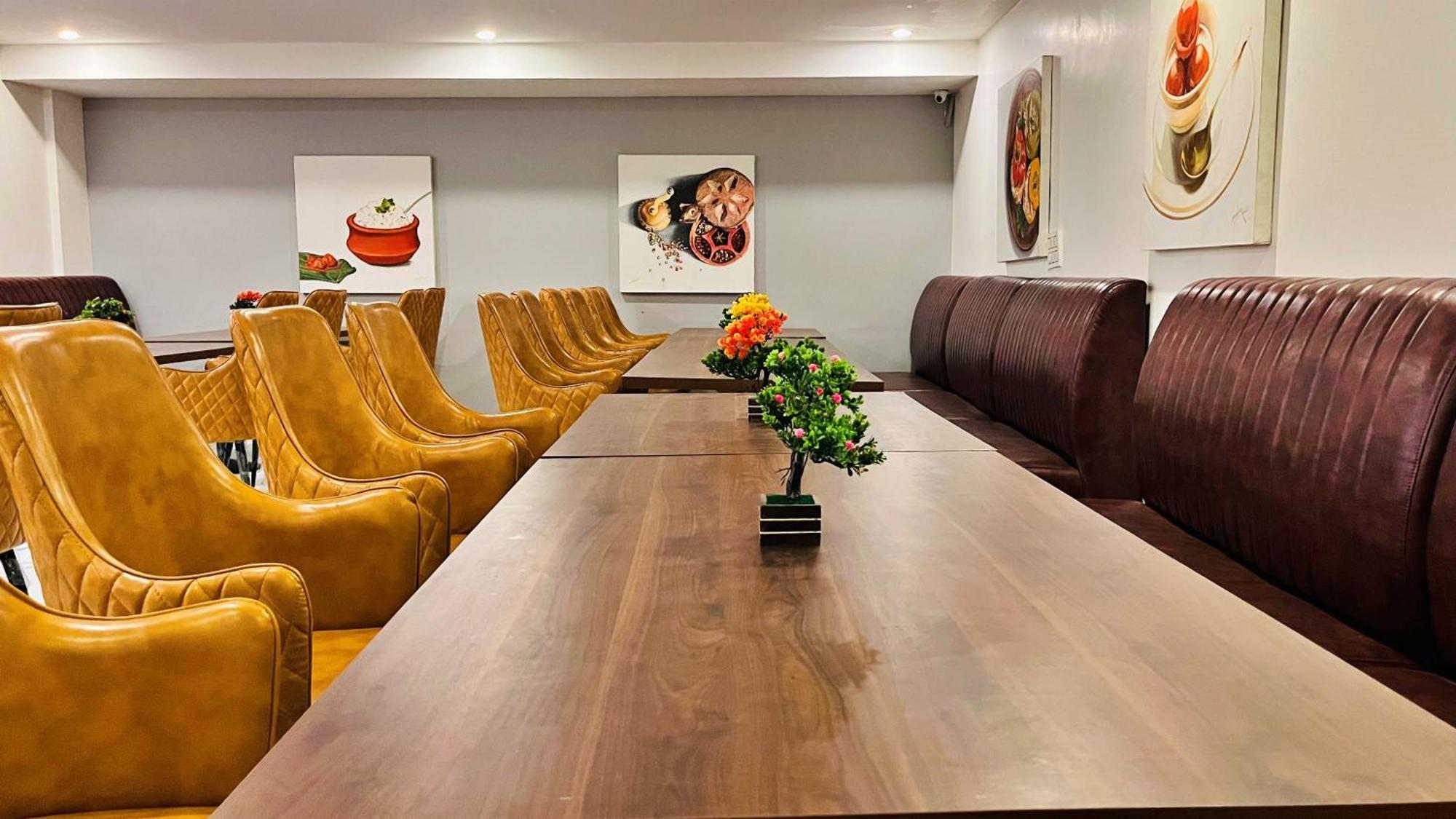 Aamantran Residency Hotel, Sohna Road, Sector 49, Gurugram 구르가온 외부 사진