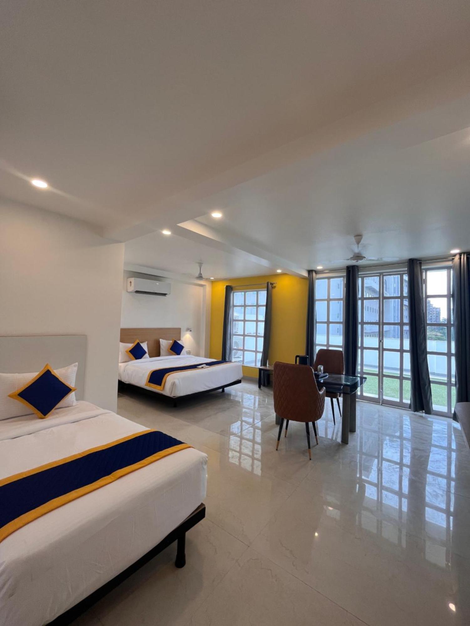 Aamantran Residency Hotel, Sohna Road, Sector 49, Gurugram 구르가온 외부 사진
