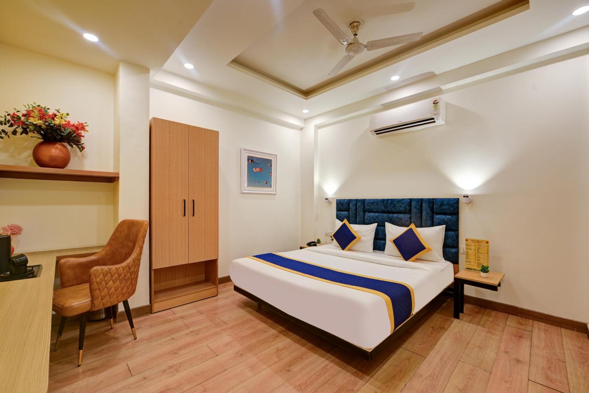 Aamantran Residency Hotel, Sohna Road, Sector 49, Gurugram 구르가온 외부 사진