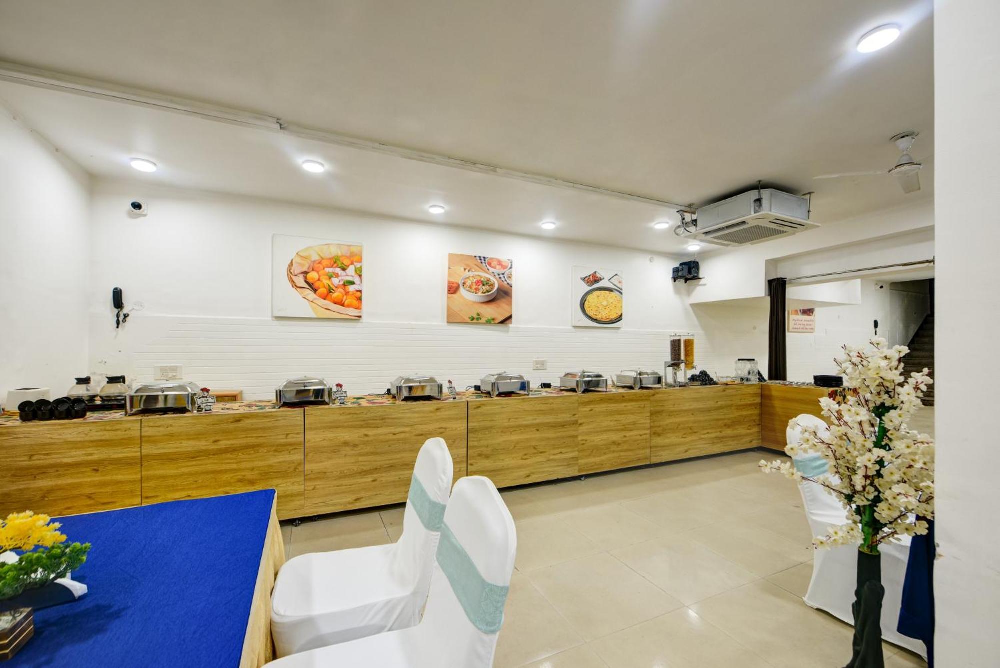 Aamantran Residency Hotel, Sohna Road, Sector 49, Gurugram 구르가온 외부 사진