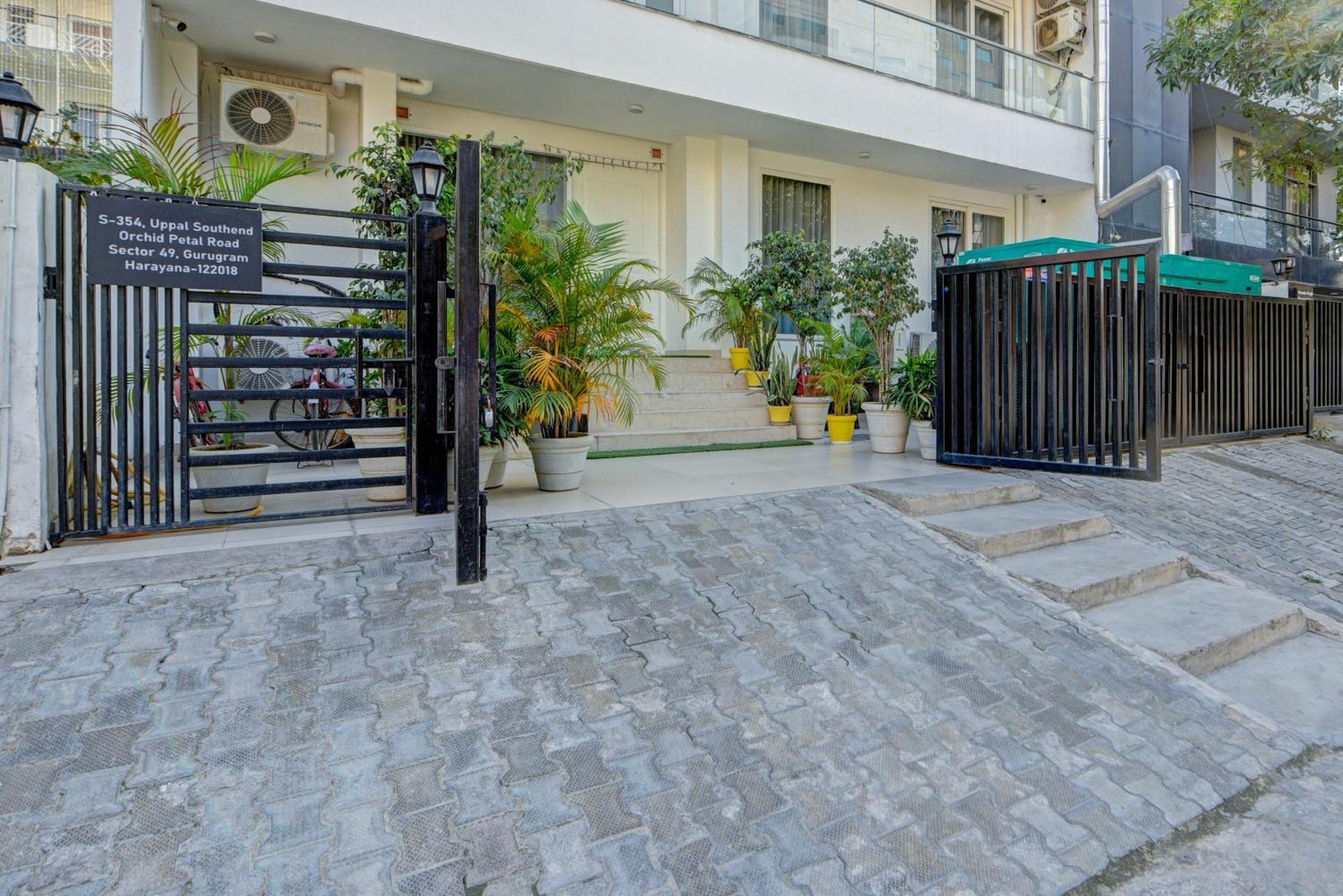Aamantran Residency Hotel, Sohna Road, Sector 49, Gurugram 구르가온 외부 사진